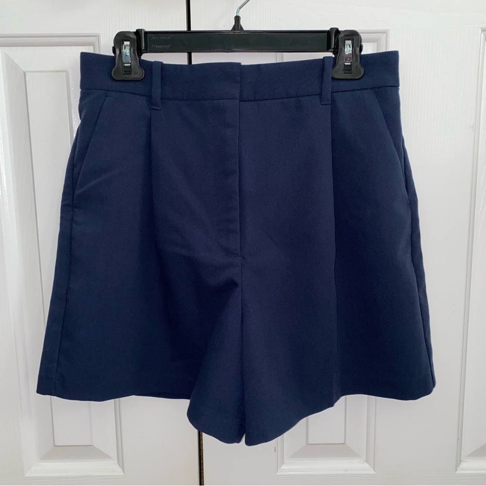 Abercrombie & Fitch Ultra High Rise Tailored Pleated Shorts in Navy - Picture 4 of 6